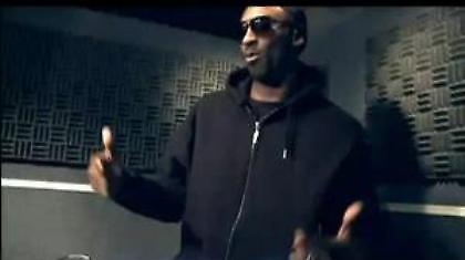 Ο Κόμπε τραγουδά κινέζικα!!! (Video)