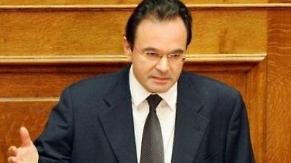 Σενάρια στο εξωτερικό. Διαψεύσεις στο εσωτερικό