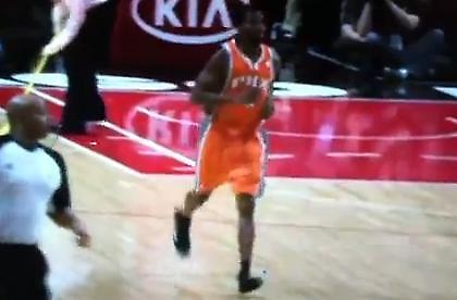 Πάσαρε παπούτσι στην εξέδρα (video)