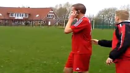 Ένα σουτ... τηλεφώνημα (video)