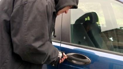 Κλείδωσε το ληστή στο αυτοκίνητο της