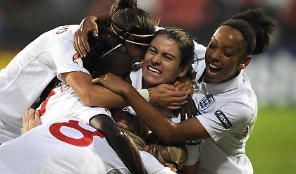 Πατάνε χόρτο οι γυναίκες