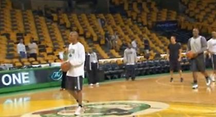 Ρέι Άλεν με το ένα χέρι και χωρίς να βλέπει (video)