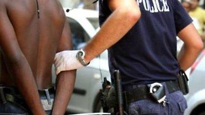 Αστυνομικοί συνελήφθησαν για διακίνηση λαθρομετανάστη!