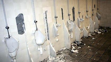 Σπάστε, κάψτε, διαλύστε τα όλα! Δεν τρέχει μία…