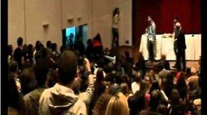 Κουκουλοφόρος επιχείρησε να χτυπήσει τον νομπελίστα Τζ. Γουότσον (video)