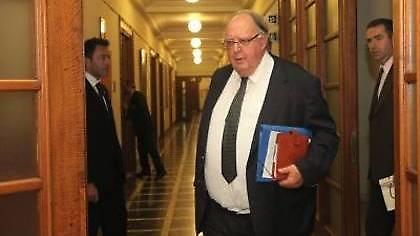 Πάγκαλος: «Φασίστες και τραμπούκοι…»!