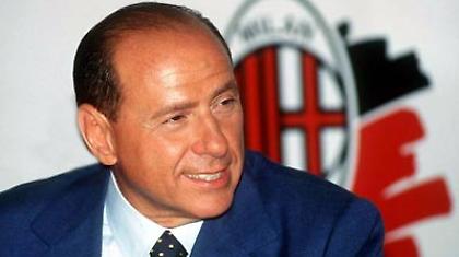 Ρίχνει τους τόνους ο Μπερλουσκόνι