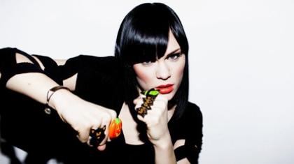 Η Jessie J κολυμπάει στον «μαύρο χρυσό»!