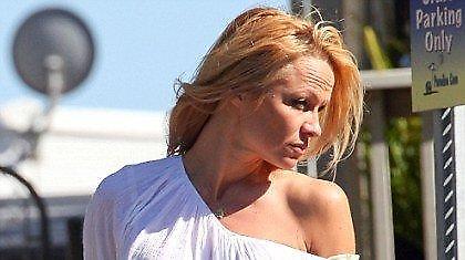 Ξέχασε να ντυθεί η Pamela Anderson!