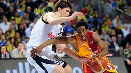 Πήρε και το ντέρμπι η «Φενέρ»