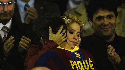 Η αγωνία και η αγκαλιά της Σακίρα (videos/pic)