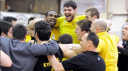 «Γελάει μαζί του και το παρδαλό κατσίκι»