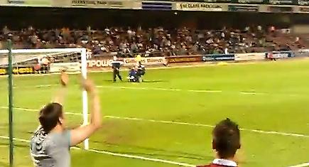 Ντου με καροτσάκι στο γήπεδο (video)