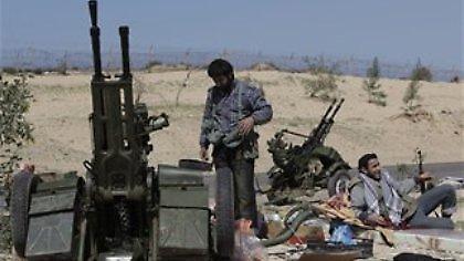 Βομβαρδίζει και τα Δυτικά Όρη της Λιβύης ο Καντάφι