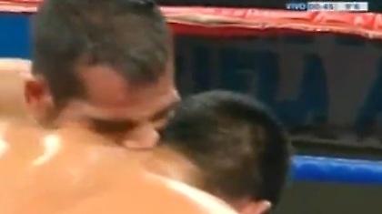 Προσοχή, βαράει και δαγκώνει! (video)