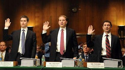 Σαν τους μαστροπούς οι κύριοι με τα «μαύρα κοστούμια»