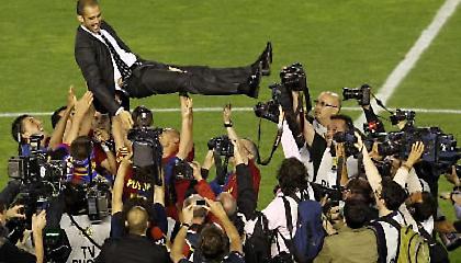 Αποθέωση Γκουαρντιόλα από τους παίκτες του