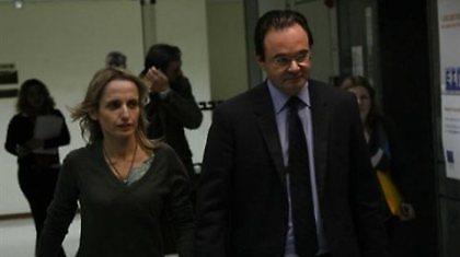 Γκρίνια στο χείλος του γκρεμού