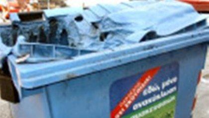 Πυρομανής πυρπολεί κάδους απορριμμάτων στην Κομοτηνή