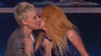 Το φιλί της Lady Gaga σε γνωστή παρουσιάστρια