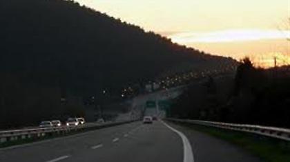 Πέταξε την έγκυο γυναίκα του στον δρόμο!