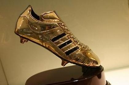 Ένα… κοπέλι κατακτά το «χρυσό παπούτσι» (videos)