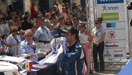 Ζητά την υποστήριξη του κόσμου