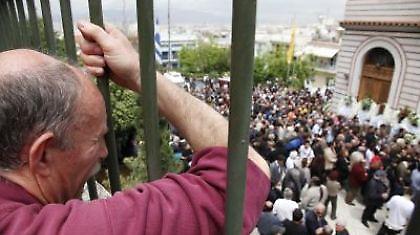 Λαοθάλασσα για το τελευταίο αντίο στον Θανάση Βέγγο