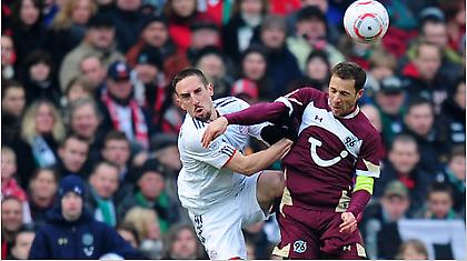 Τα βλέμματα σε τρίτη θέση και ουρά