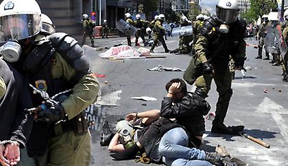 Χαροπαλεύει 30χρονος διαδηλωτής