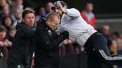 Ελπίζει η Σέλτικ, επίθεση οπαδού στον προπονητή της (video)