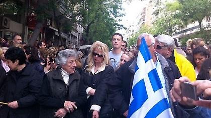 Θρηνούν με ένα κερί στο χέρι για τον Μανώλη