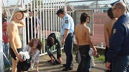 Στριπτίζ στην είσοδο ελληνικού γηπέδου