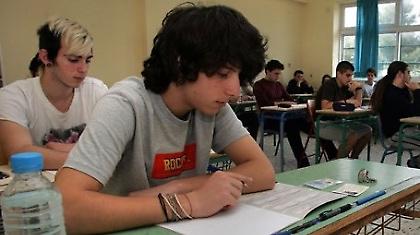 Γιατί στραγγαλίζουμε τα παιδιά μας με το Πανεπιστήμιο;