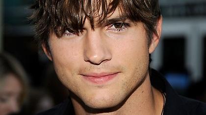 Ο Άστον Κάτσερ στη θέση του Τσάρλι Σιν