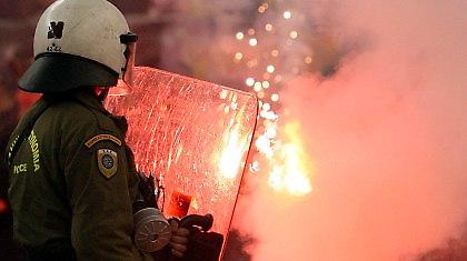 Πετροπόλεμος με… λουόμενους πριν το τζάμπολ!