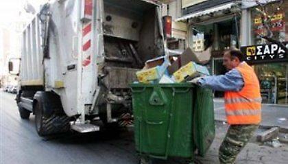 Απορριμματοφόρο «καρφώθηκε» σε μαντρότοιχο