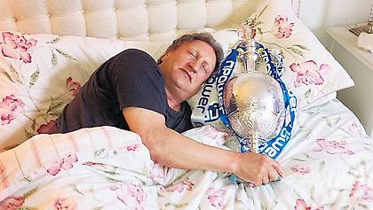 Κοιμήθηκε αγκαλιά με την κούπα (pic)