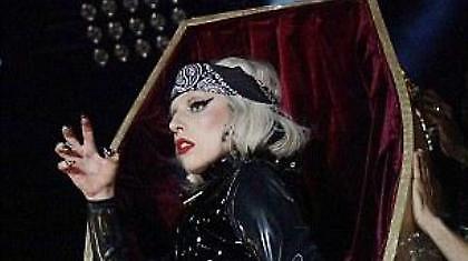 Σε χρυσό φέρετρο και έγκυος η Gaga!