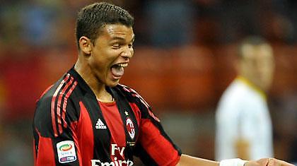 Ανανέωσε με Τιάγκο Σίλβα και Φαν Μπόμελ η Μίλαν