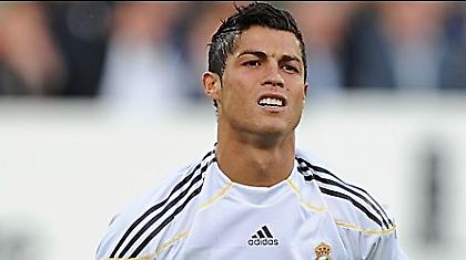 Ρίχνει όλο το χρήμα στα πόδια του...