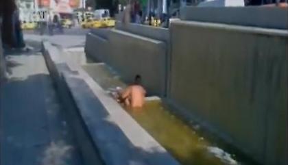 Μπανάκι, στο σιντριβάνι του Συντάγματος(video)