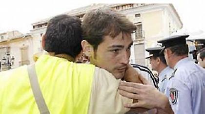 Στο πλευρό των σεισμοπαθών η Ρεάλ (pics)