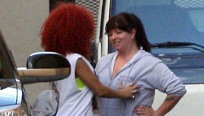Έτσι χαιρετά όλες τις φίλες της η Rihanna;