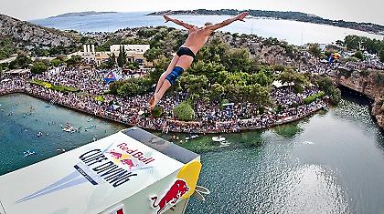 Red Bull Cliff Diving στη Λίμνη Βουλιαγμένης! (video)
