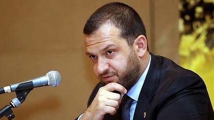 Άλλο διαφορετικός, άλλο κορόιδο