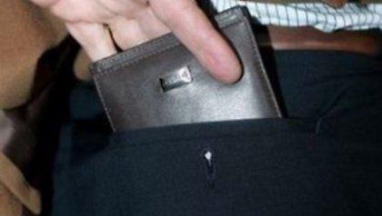 Ανήλικοι πορτοφολάδες κλέβουν… μπουσουλώντας!