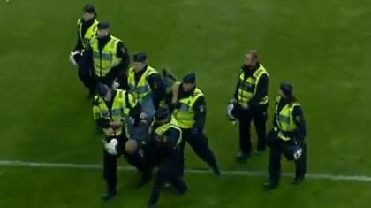 Εισβολή οπαδού και διακοπή στη Σουηδία (video)