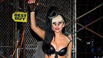 Τα «τερατάκια» της Gaga «έριξαν» το Amazon